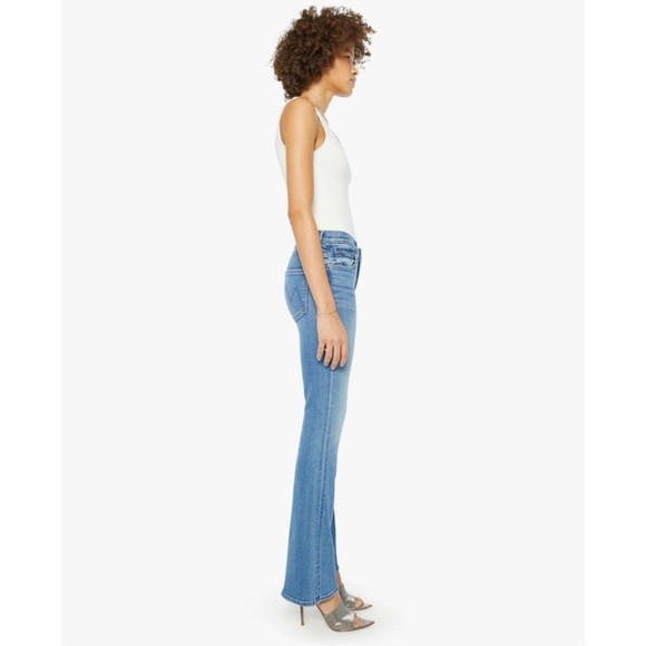 New MOTHER The Weekender Jeans Mid Rise Flare in Layover Wash Blue 25 - Picture 4 of 15